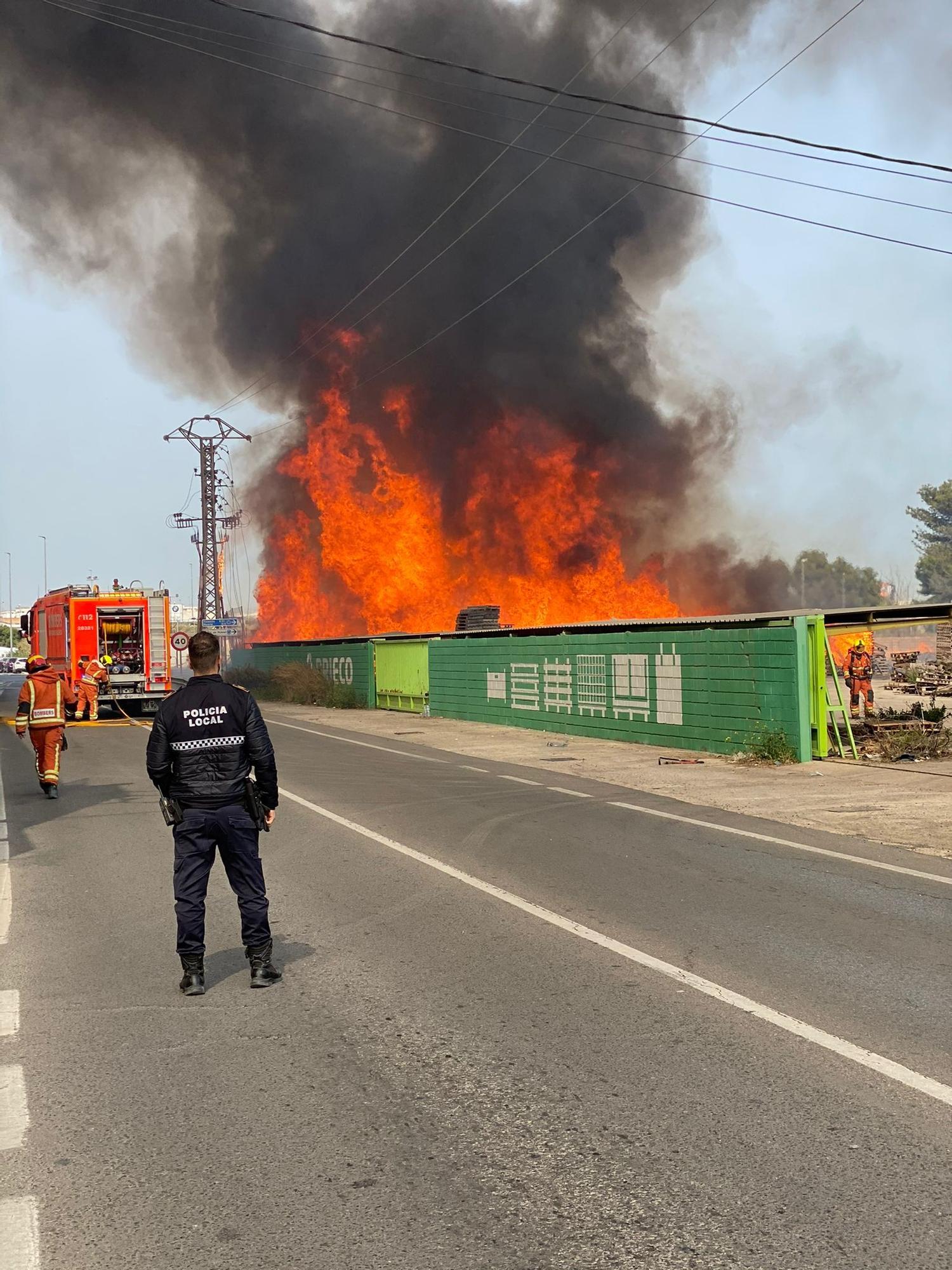 Incendio en una fábrica de palets de Aldaia