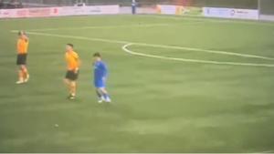 Captura del vídeo en el que un futbolista de Cuarta División agrede a su rival.