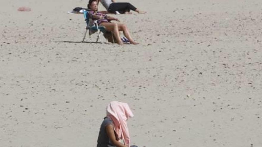 El viento de Poniente dejó rachas de 60 km/hora y máximas de 24 grados. La playa del Postiguet.