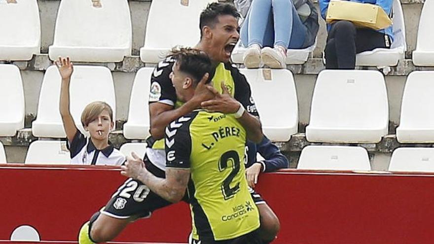 Miérez y Luis Pérez celebran uno de los goles de la victoria ante el Albacete.