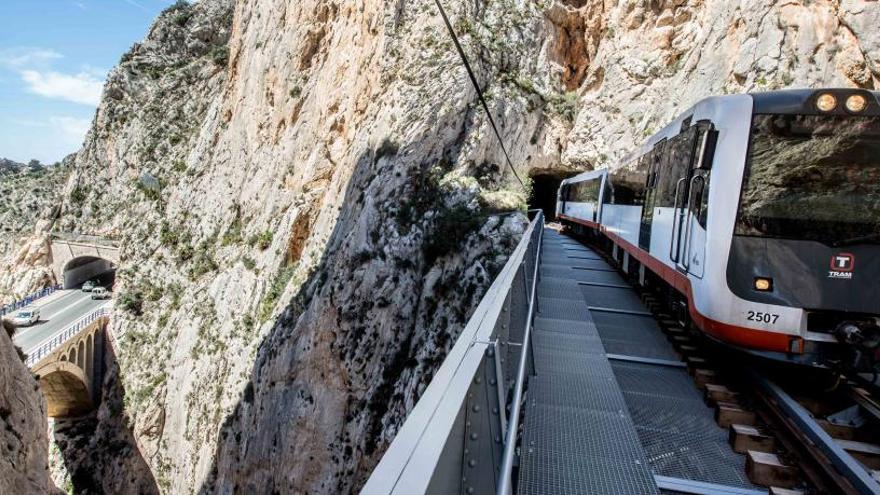 El TRAM en el trayecto Altea-Calp en el puente del Mascarat en una foto de archivo.