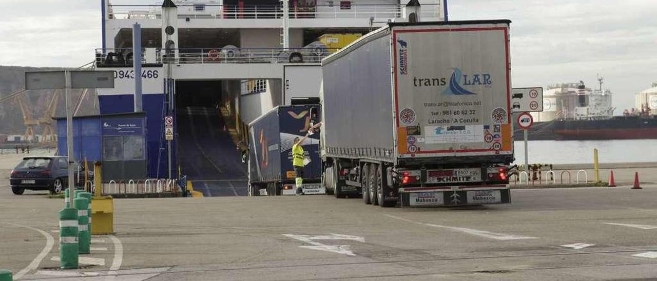 Carga de camiones en el buque de la autopista del mar de Gijón-Nantes antes de su suspensión.