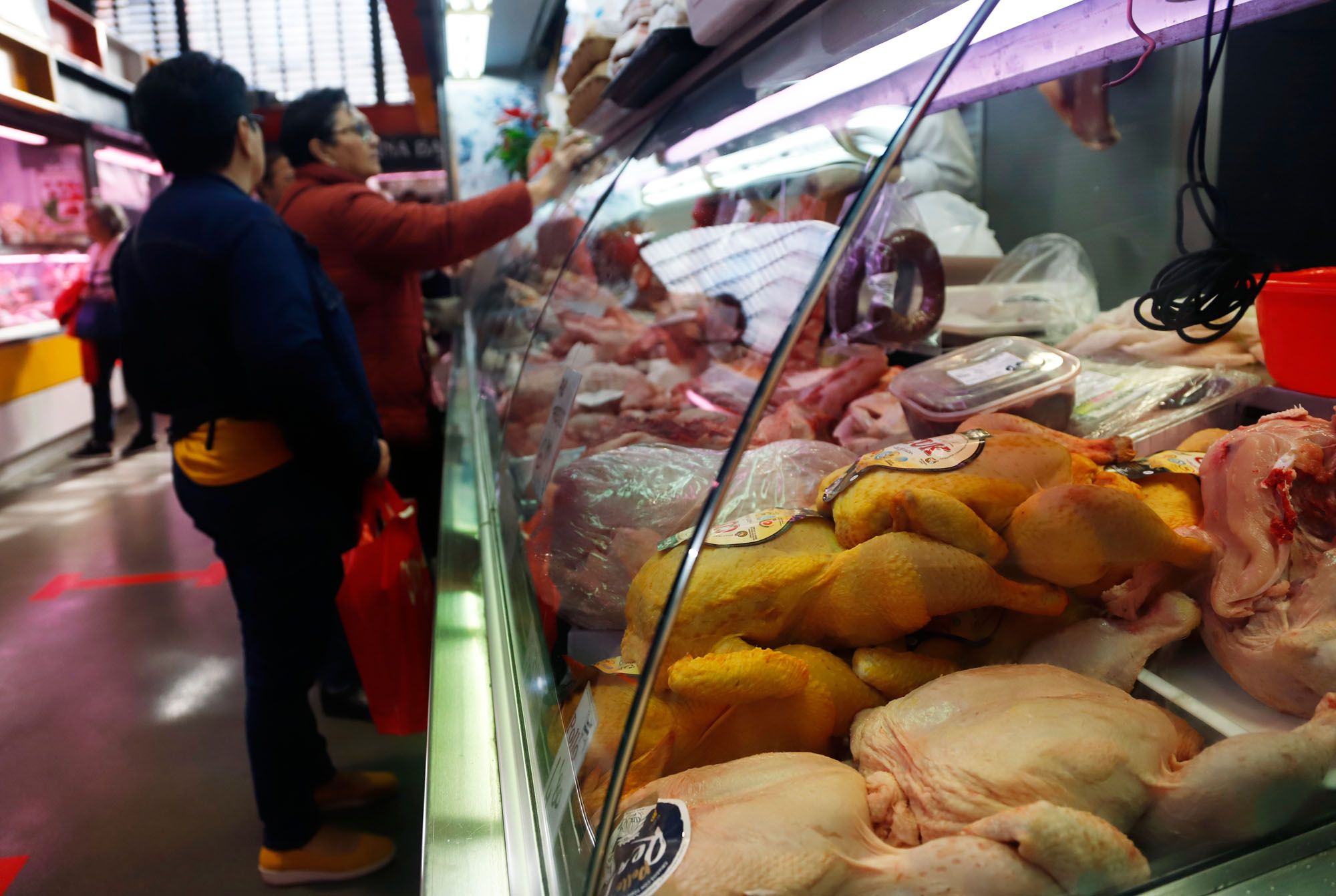 Compras navideñas en el mercado de Atarazanas.