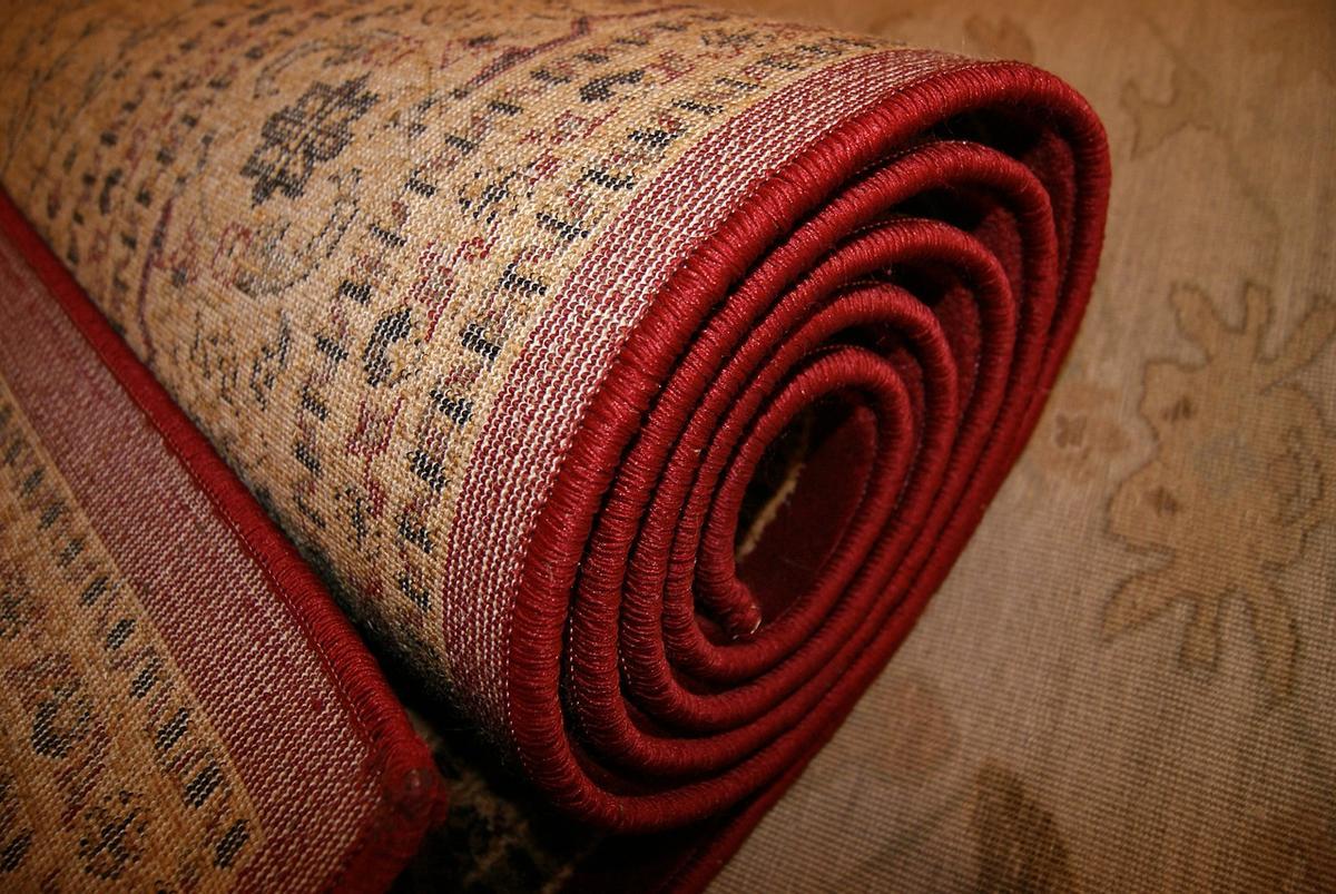 Cómo limpiar una mancha de vino tinto de una alfombra.