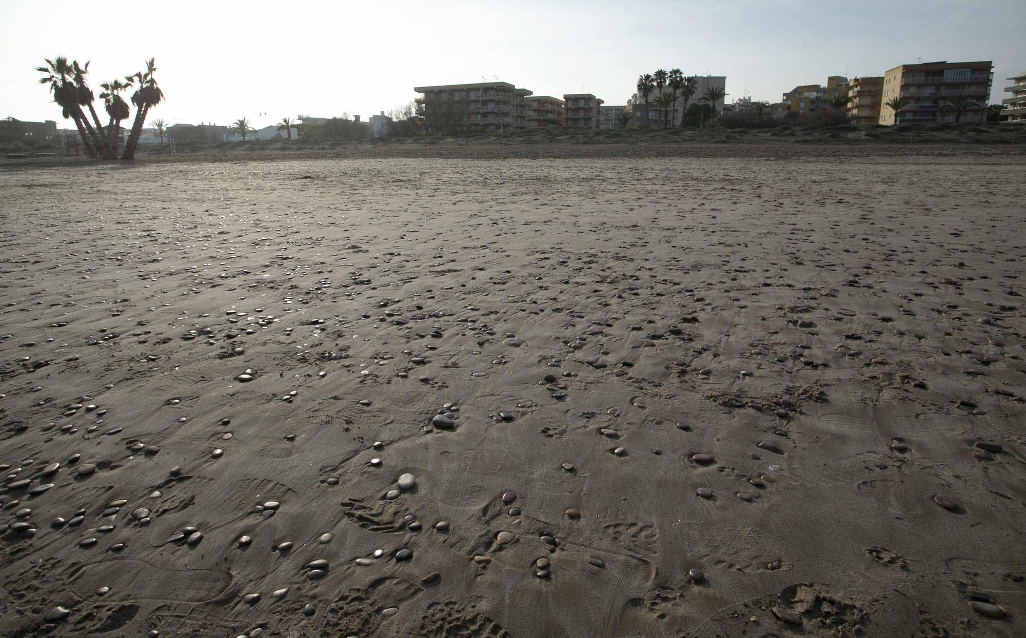 La playa de Canet d'En Berenguer con más piedras que nunca.