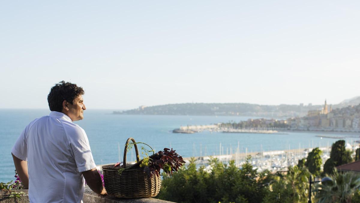 El cocinero Mauro Colagreco, desde el jardín agrícola de Mirazur.