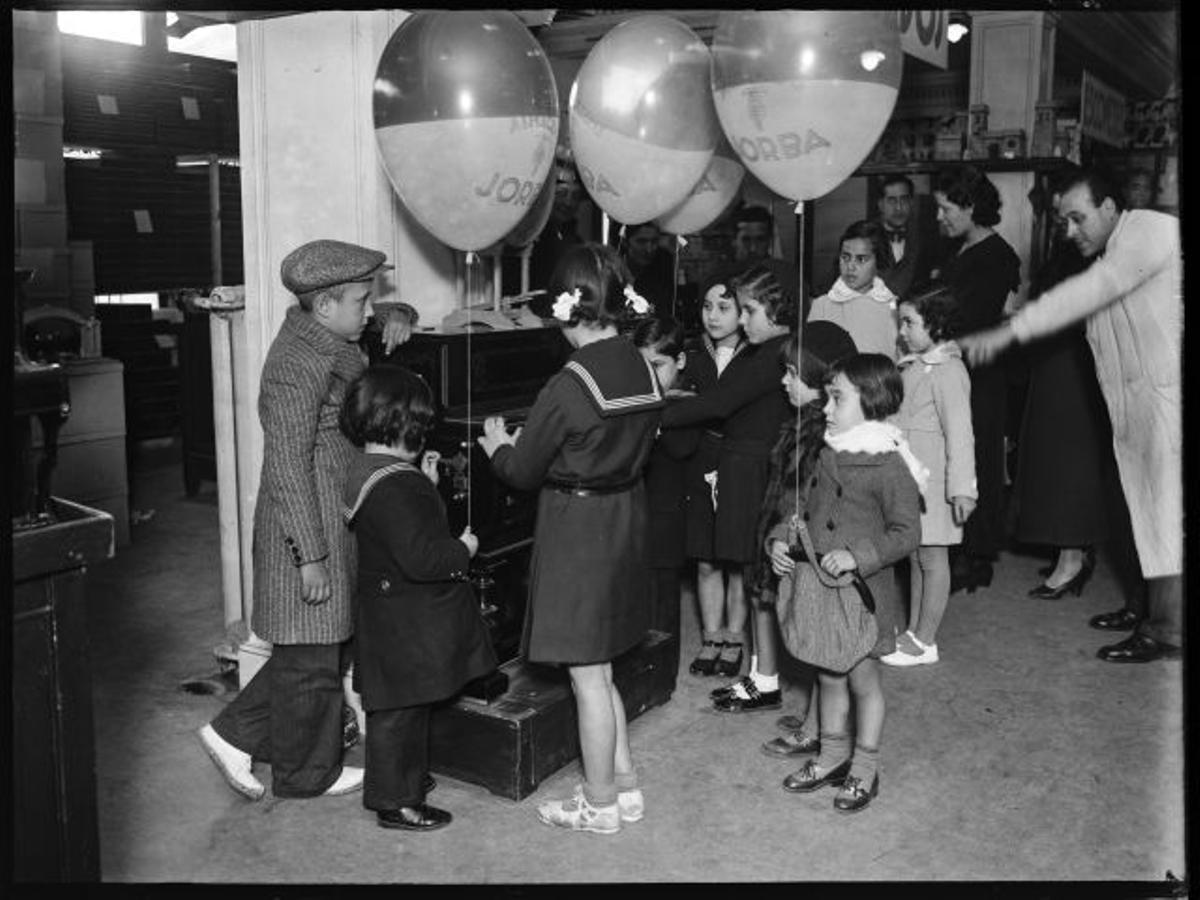 Joan Andreu Puig Farran, Niños mirando juguetes en los grandes almacenes Can Jorba de Barcelona, diciembre de 1934. Archivo Fotográfico de Barcelona / Archivo Familia Puig Farran. © Arxiu Família Puig Farran. Plata en gelatina a partir de negativo de vidrio