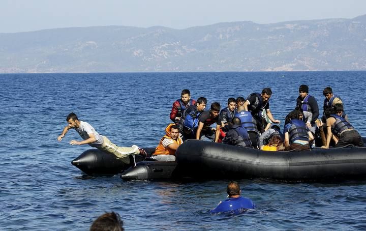 Un griego anónimo salva a un refugiado de morir en el Egeo
