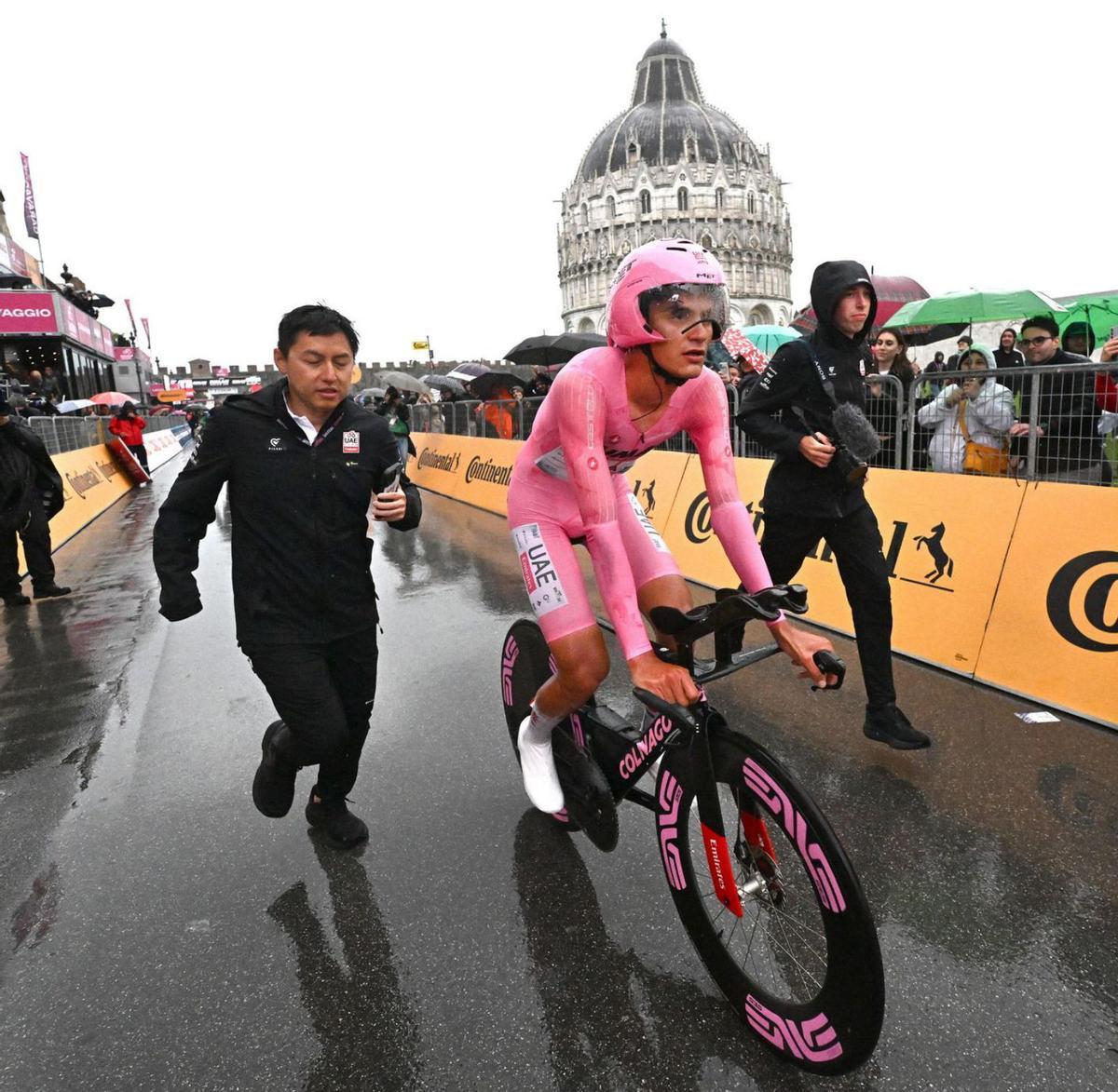 Ayuso pressiona Del Toro en la contrarellotge del Giro Ayuso pressiona Del Toro en la contrarellotge del Giro