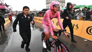 Ayuso pressiona Del Toro en la contrarellotge del Giro