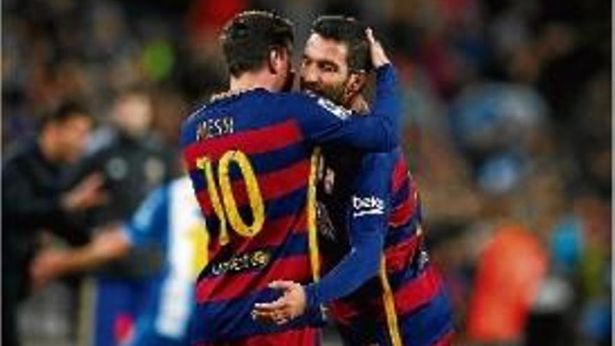 Arda Turan s&#039;abraça amb Messi en un partit de Copa amb l&#039;Espanyol.