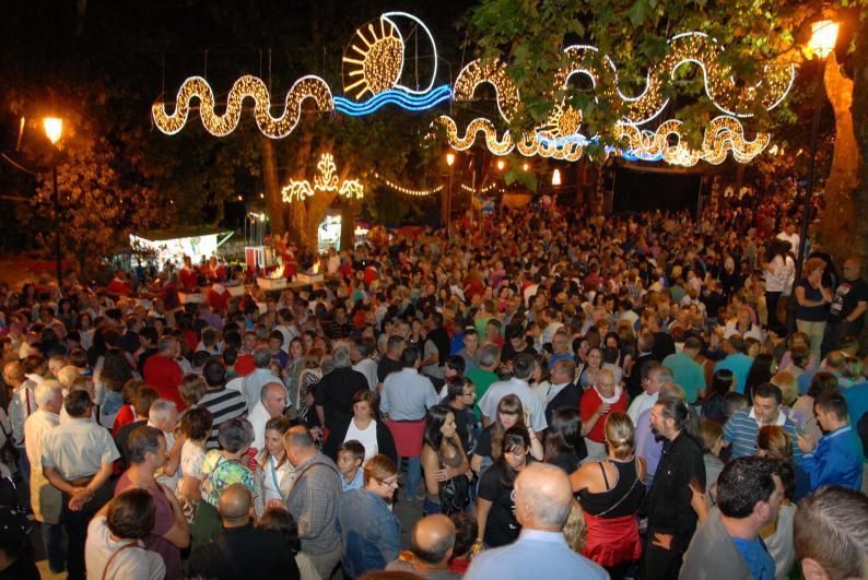 Una multitud de personas celebrando la tradicional romería en el recinto de Santa María de Darbo. | G.NÚÑEZ