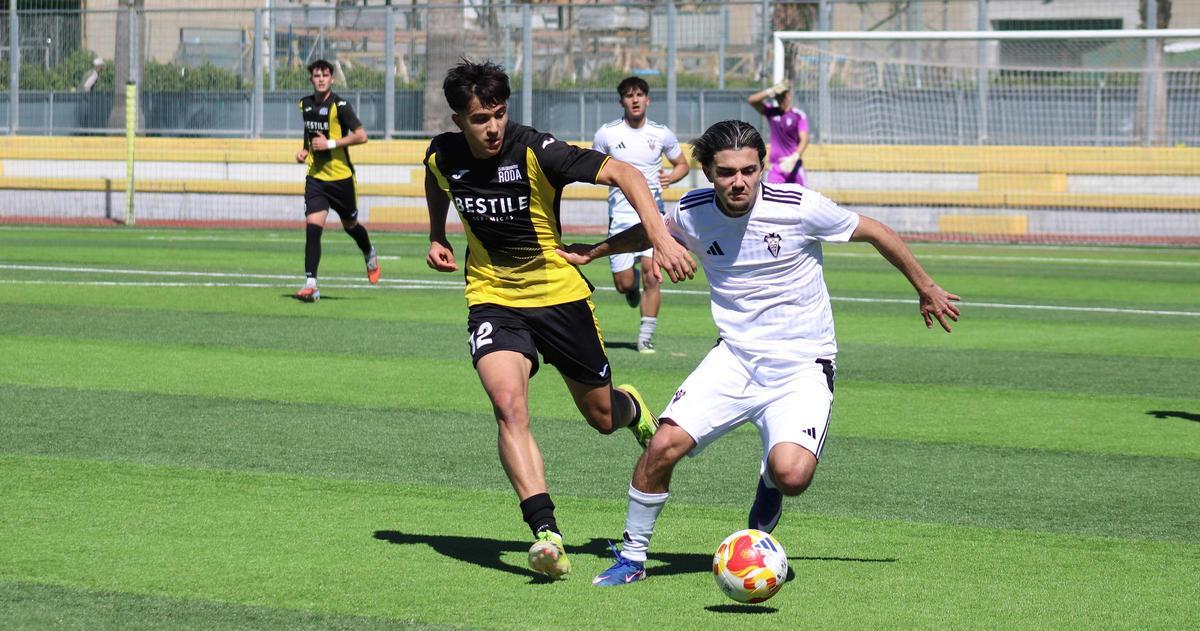 Jorge Carrasco intenta frenar al extremo examarillo Maxi López, en el partido de este domingo.