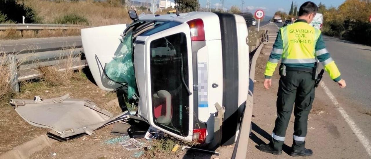 La Guardia Civil de Tráfico atiende un accidente en una carretera de la provincia.