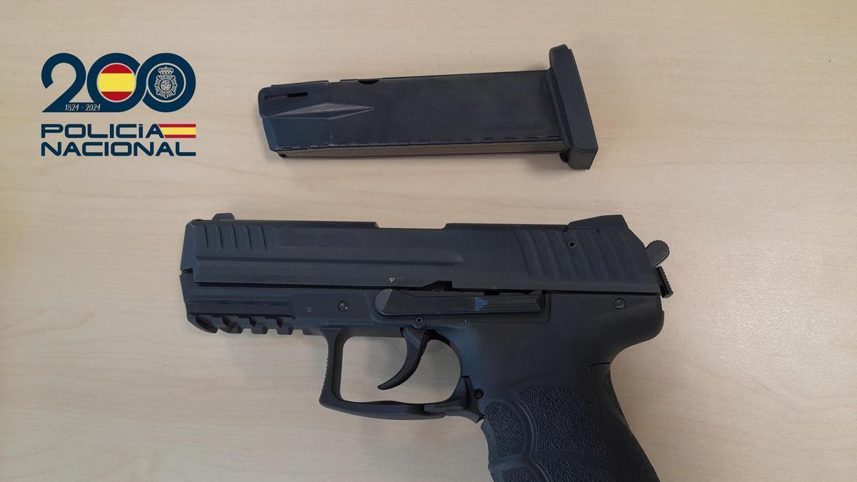 El arma intervenida al detenido de amenazar a dos menores con ella.