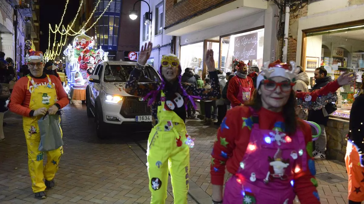Papá Noel llega a Benavente en carroza acompañado de gnomos en triciclo, elfos danzantes y personajes de Disney