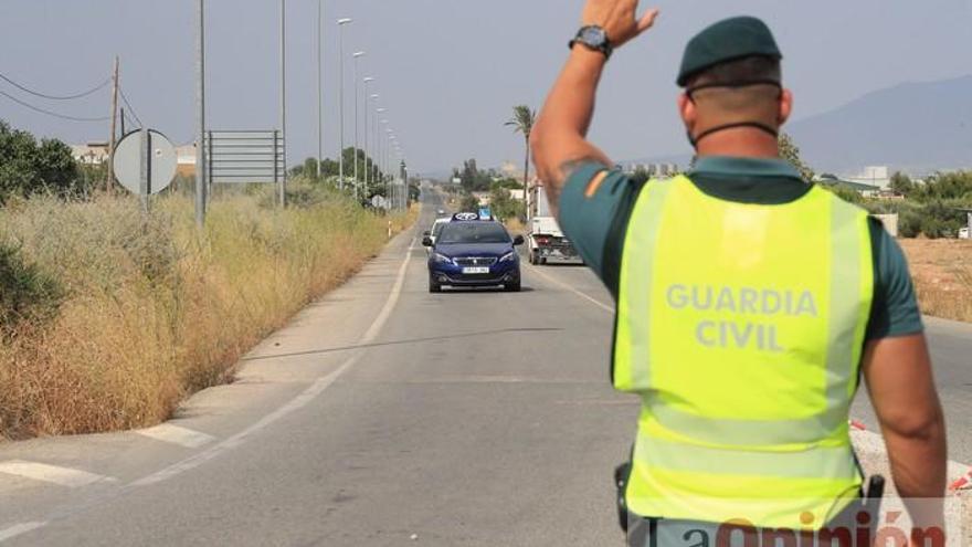 Un guardia civil da el alto a un vehículo que se dispone a salir del municipio de Totana, algo que está prohibido al encontrarse en fase 1.