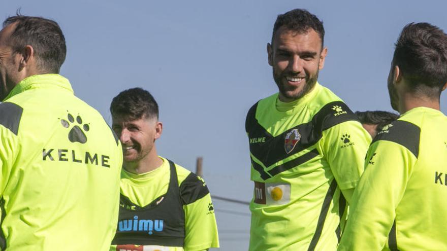 Nino, Gonzalo Verdú y Javi Flores, en el campo anexo