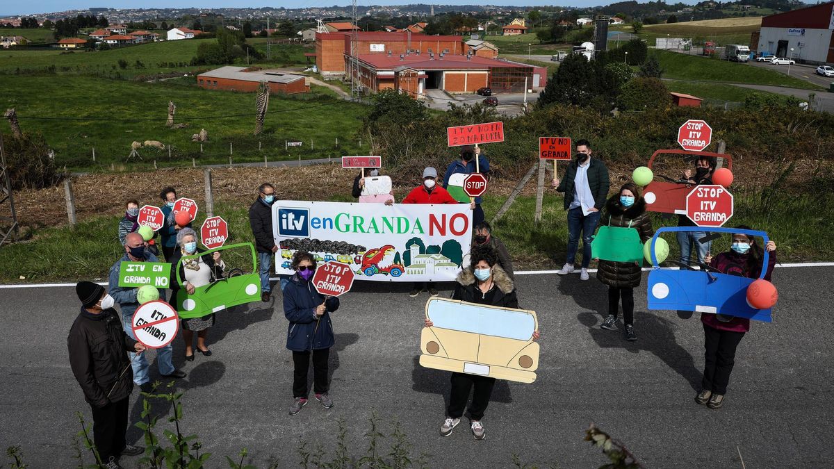 Vecinos de Granda, delante de los terrenos donde se prevé construir la estación de ITV.