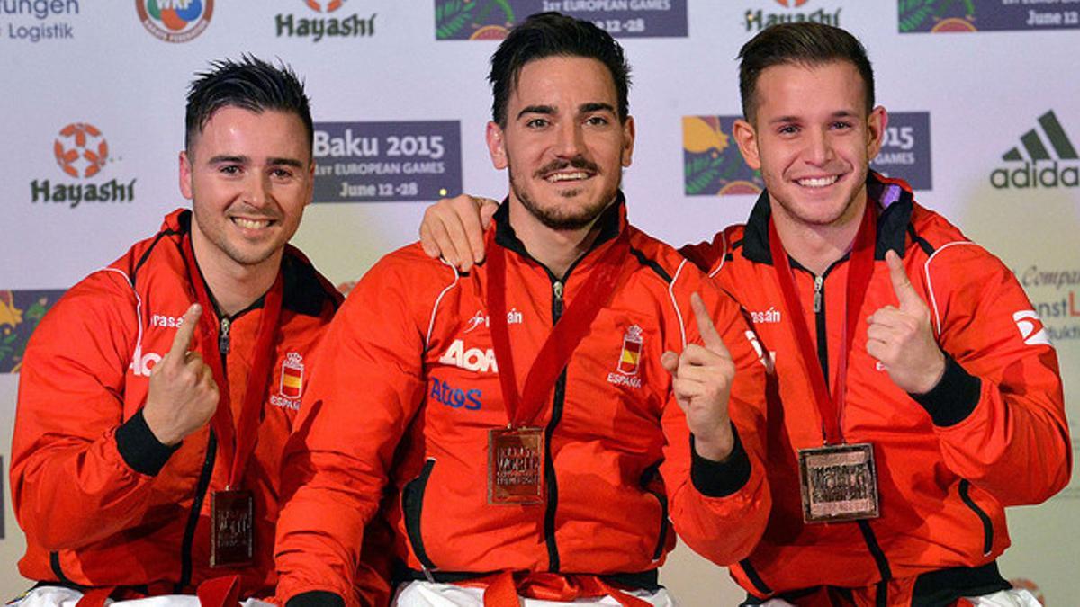 Pepe Carbonell, Damian Quintero y Francisco Salazar, el equipo español de kata, posa con la medalla de oro que han conseguido en el Mundial de Bremen