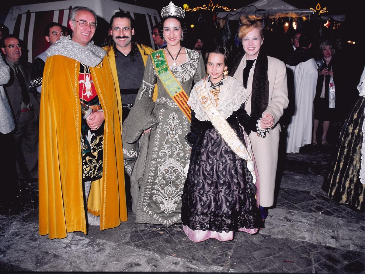 Karina, Juan Miguel y su hija Rocío, que fue madrina infantil de la Gaiata 5 en su infancia, junto a otros representantes festivos.