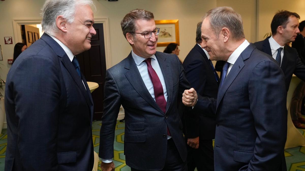 Alberto Núñez Feijóo, este jueves, entre Esteban González Pons (vicesecretario del PP) y Donald Tusk (primer ministro de Polonia).