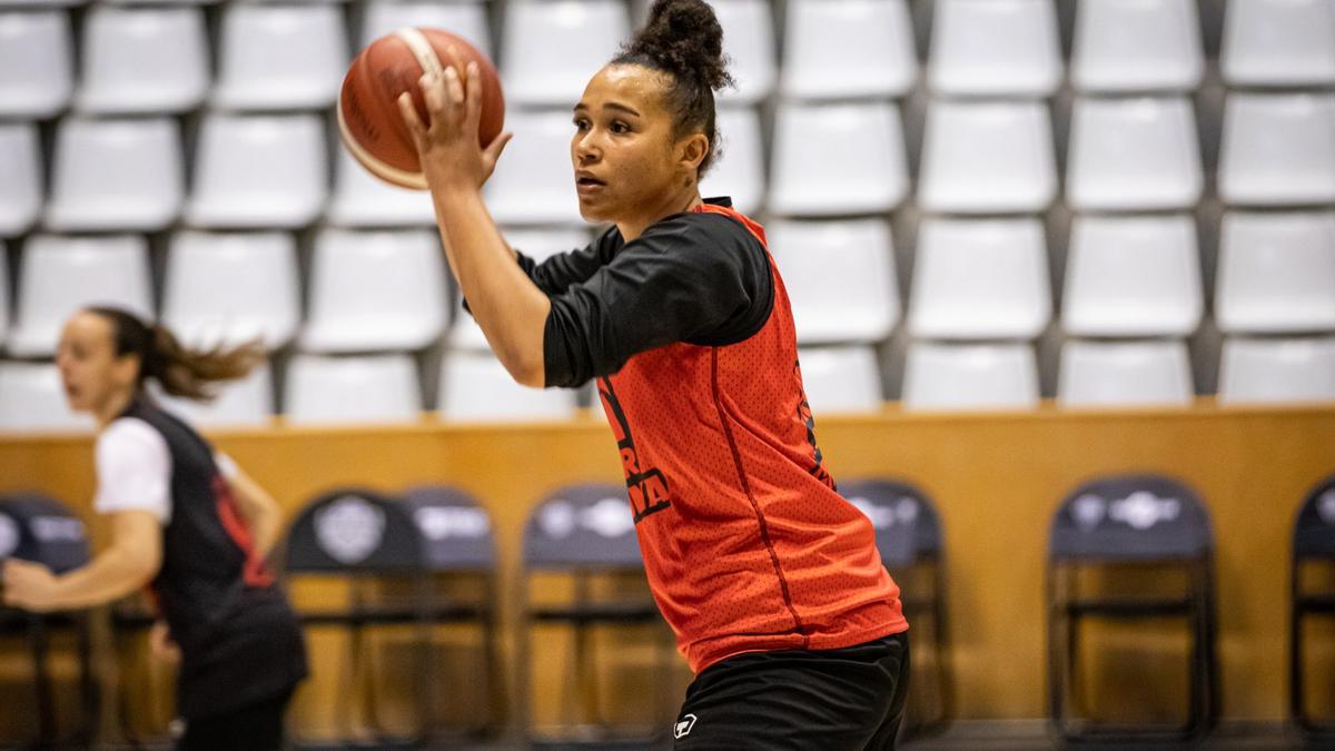Ceci Muhate durant el seu primer entrenament amb l’Spar Girona.