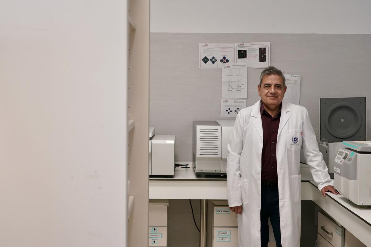 MLG 10-10-2025.-El Dr. Francisco J. Tinahones Madueño, director de Ibima en un laboratorio del Hospital civil de Málaga.