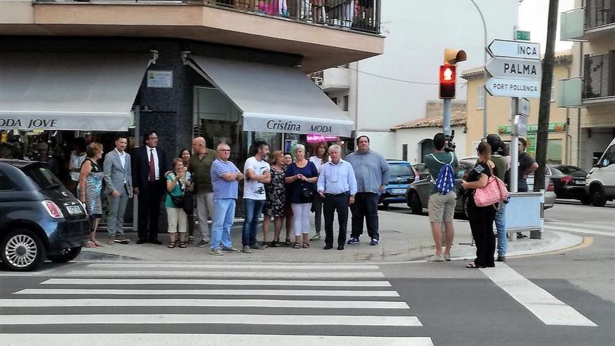 El alcalde y otras personas comprueban la eficacia de los semáforos