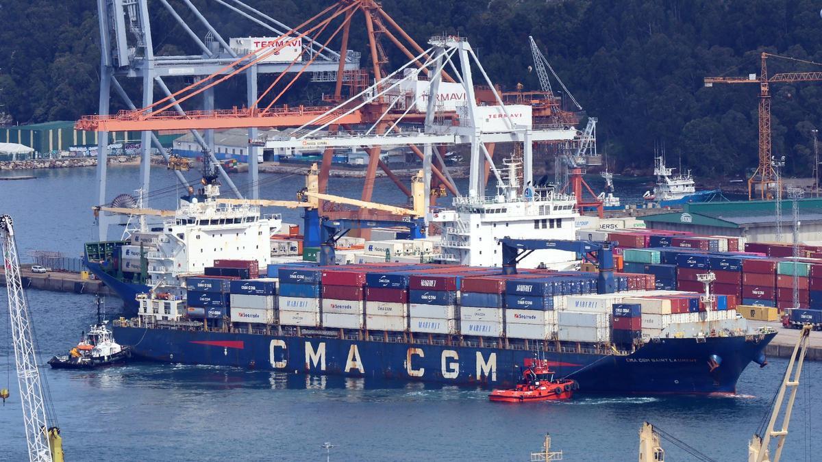 Un portacontenedores en la terminal de Guixar.