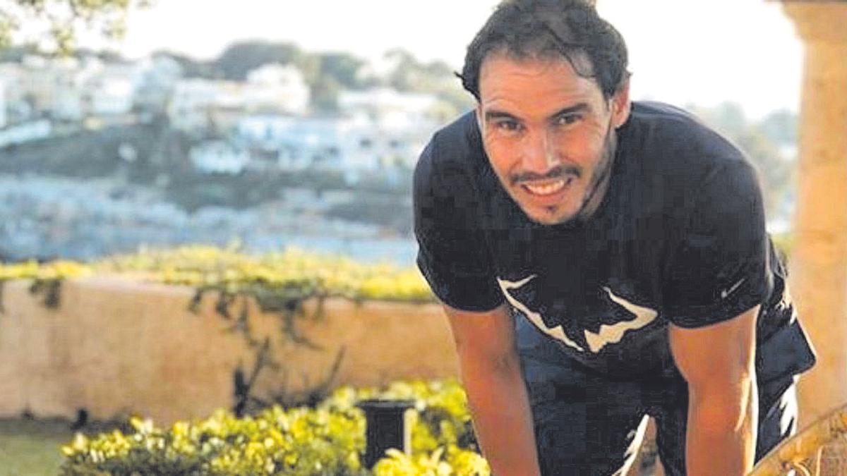 Rafa Nadal, en la terraza de su casa de Porto Cristo durante el confinamiento.