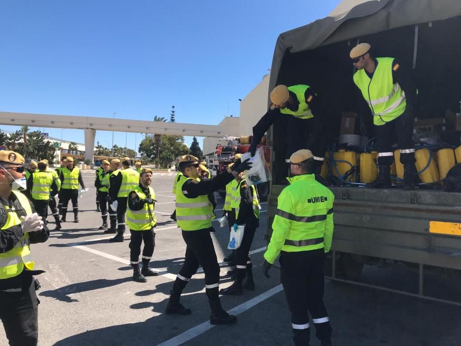 Efectivos de la UME en labores de desinfectación en el Aeropuerto de Málaga.