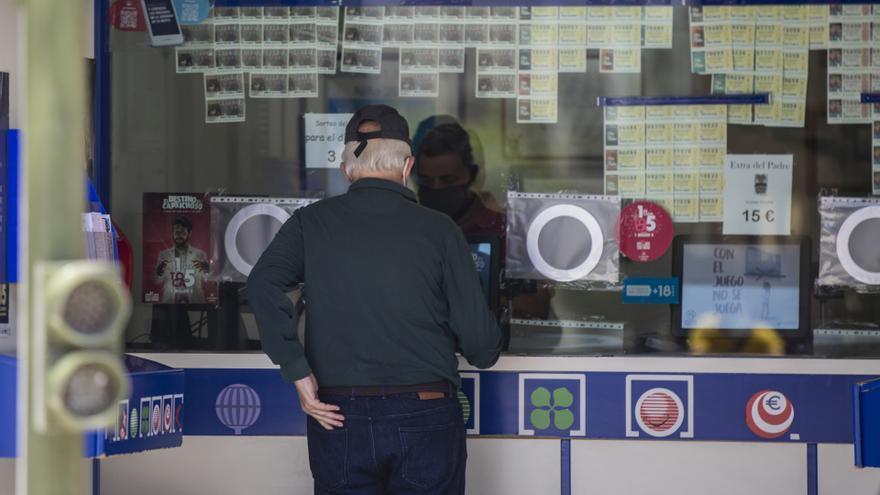 Una persona compra lotería en una Administración en imagen de archivo.