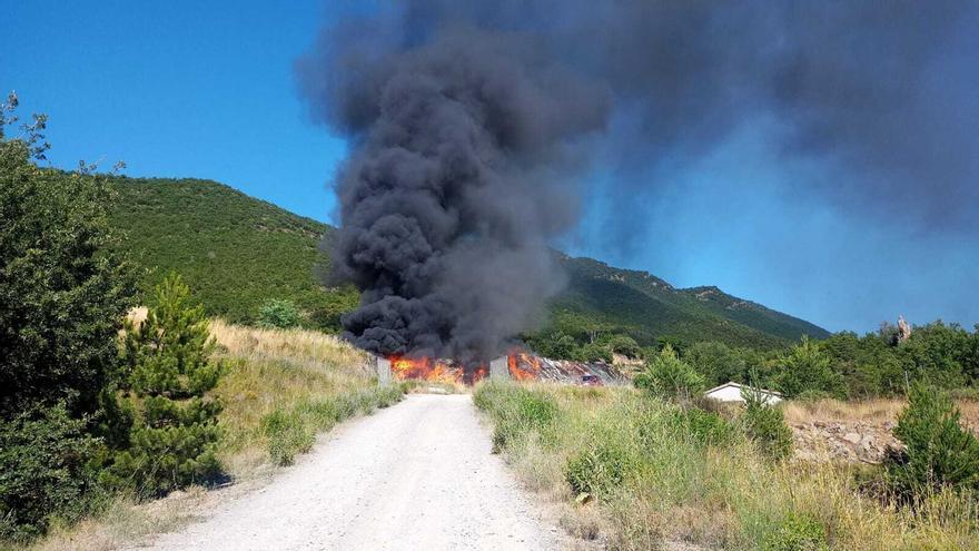 Declarado un incendio en el vertedero de residuos industriales de Sabiñánigo