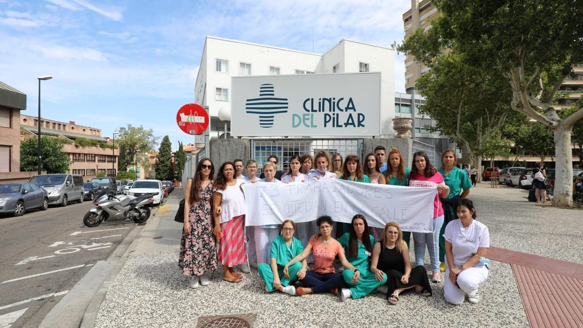 Los trabajadores de la Clínica El Pilar protestan por el cierre tras 83 años de actividad