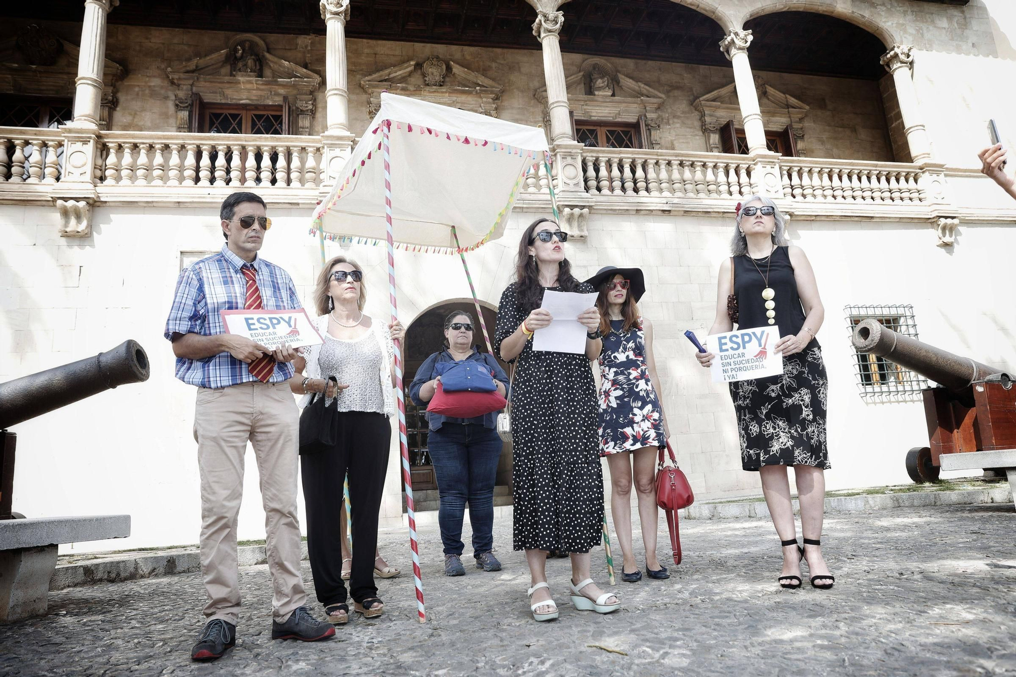 Docentes parodian el pacto entre PP y Vox frente al Consolat: "Con este Govern no hay lugar al diálogo inteligente"