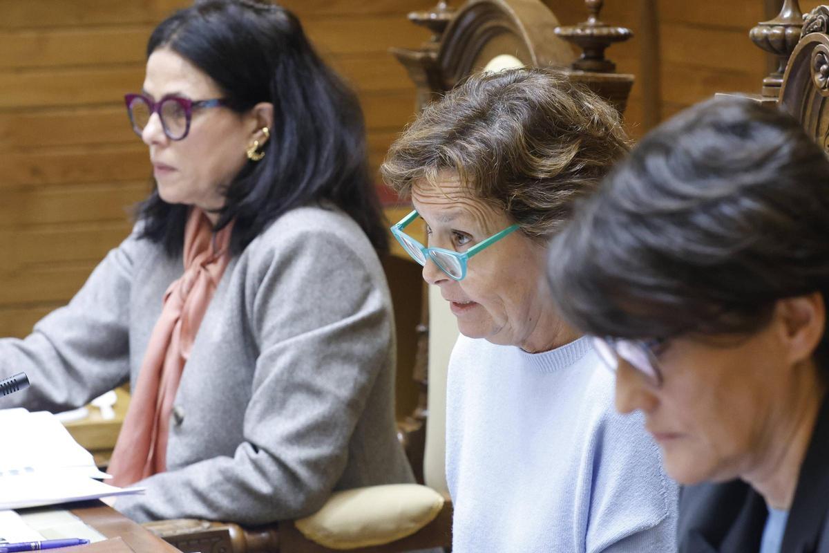 La Alcaldesa, Carmen Moriyón, entre la Secretaria General y la Viceinterventora.