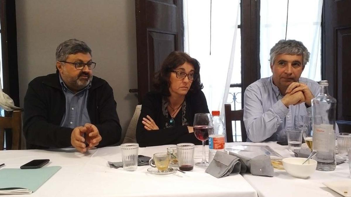 Joaquim Fernàndez, Núria Calpe y Josep Maria Font en la rueda de prensa del grupo municipal de CiU en Mataró.