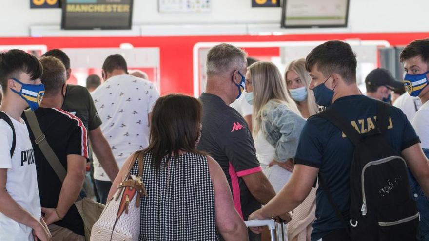 Varias personas hacen cola en un aeropuerto de Lanzarote.