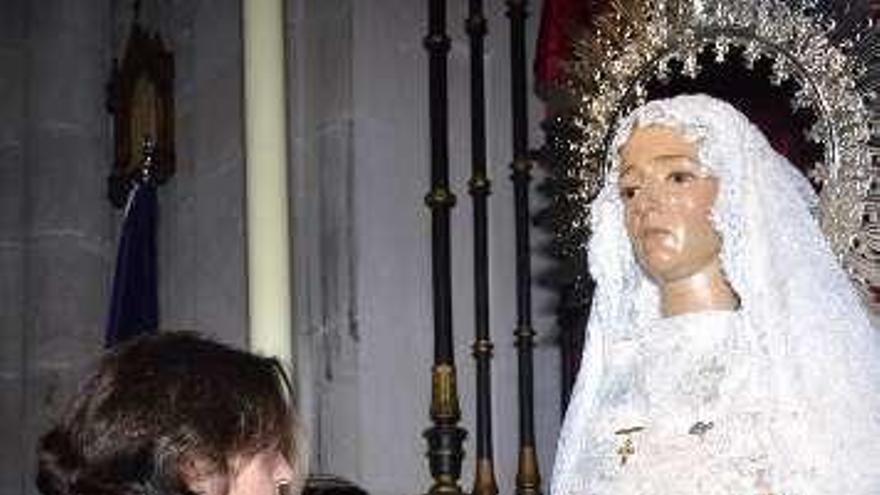 Decenas de devotos acuden al besamanos de la Virgen de la Esperanza en la Catedral