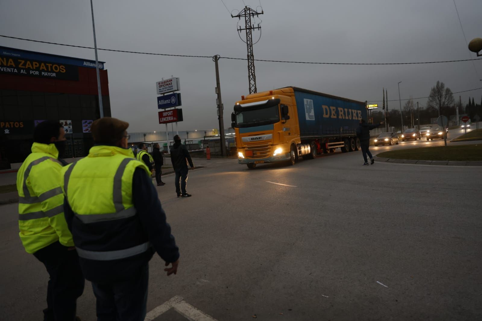 Fotos: así se ha seguido en Asturias la jornada de paro en el transporte