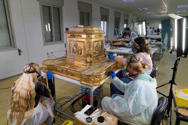 Trabajo de recuperación de patrimonio de iglesias afectado por la dana en Valencia