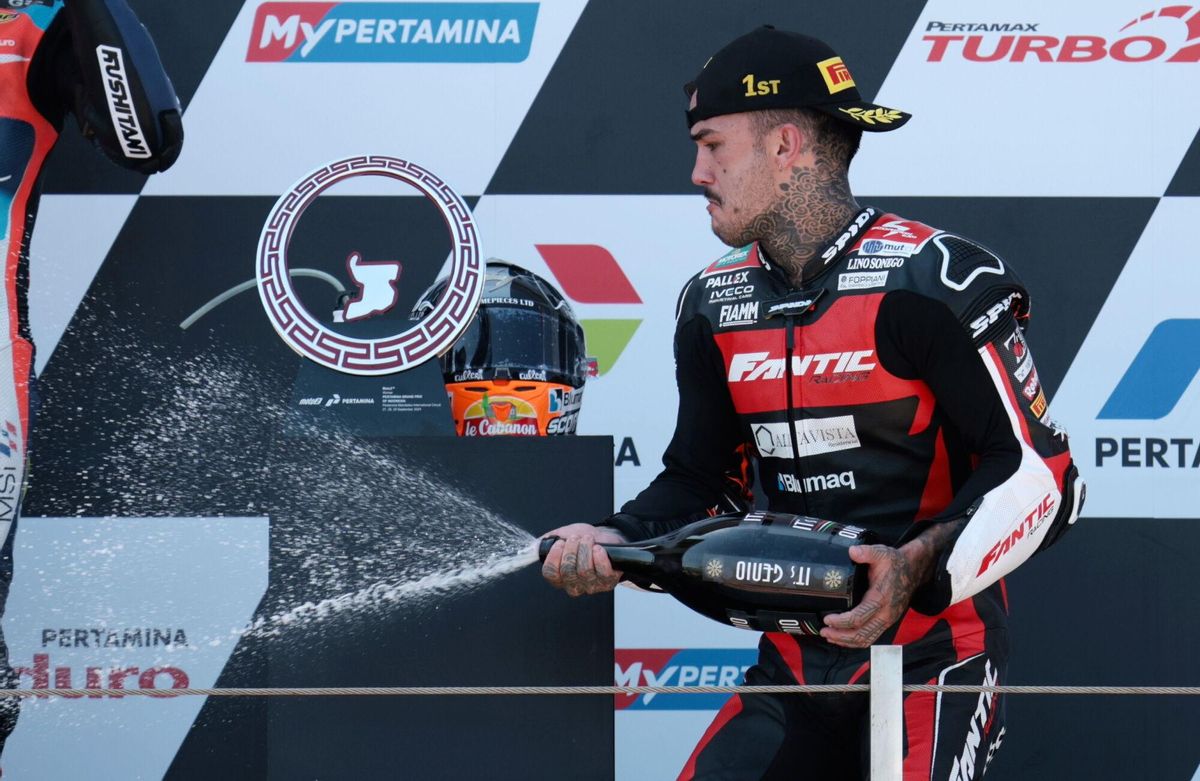 Mandalika (Indonesia), 29/09/2024.- Fantic Racing rider Aron Canet of Spain celebrates on the podium after winning Moto2 race of the Motorcycling Grand Prix of Indonesia at the Pertamina Mandalika International Circuit on Lombok island, Indonesia, 29 September 2024. (Motociclismo, Ciclismo, España) EFE/EPA/ADI WEDA