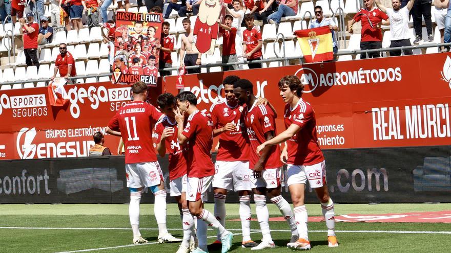 El Real Murcia se come al Melilla y suma su cuarta victoria consecutiva (2-0)