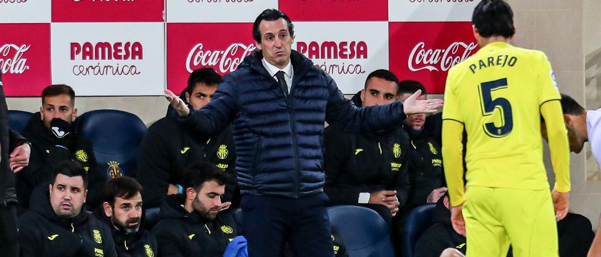 Unai Emery, entrenador del Villarreal CF, el pasado sábado mostrando cara de incredulidad tras una decisión del colegiado, Soto Grado, en presencia de Parejo.