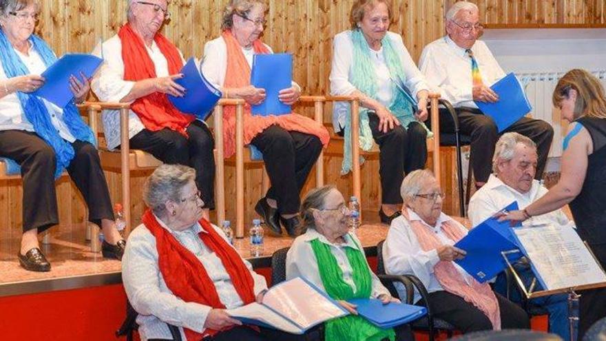 La Residència de Puigcerdà viu la Trobada de Corals de la gent gran