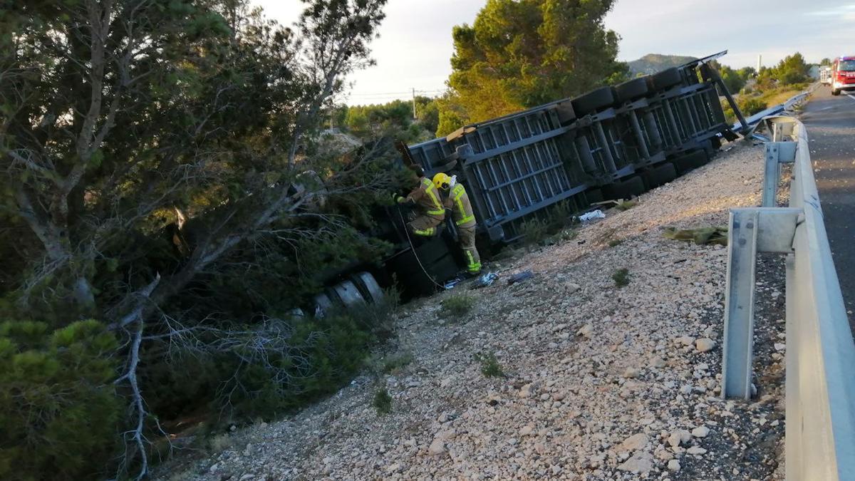 Un camió bolcat a l'AP-7 a l'Hospitalet de l'Infant a causa del vent