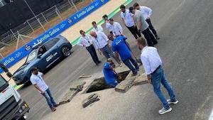 Enorme socavón en la recta del circuito de Goiania (Brasil).
