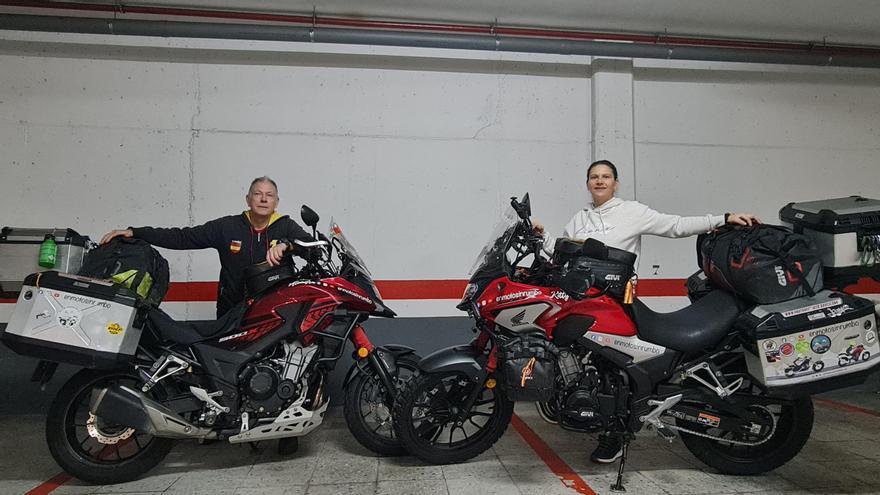 De Brasil a Rusia en un viaje de cinco años: así preparan un candasín y su pareja la vuelta al mundo en moto