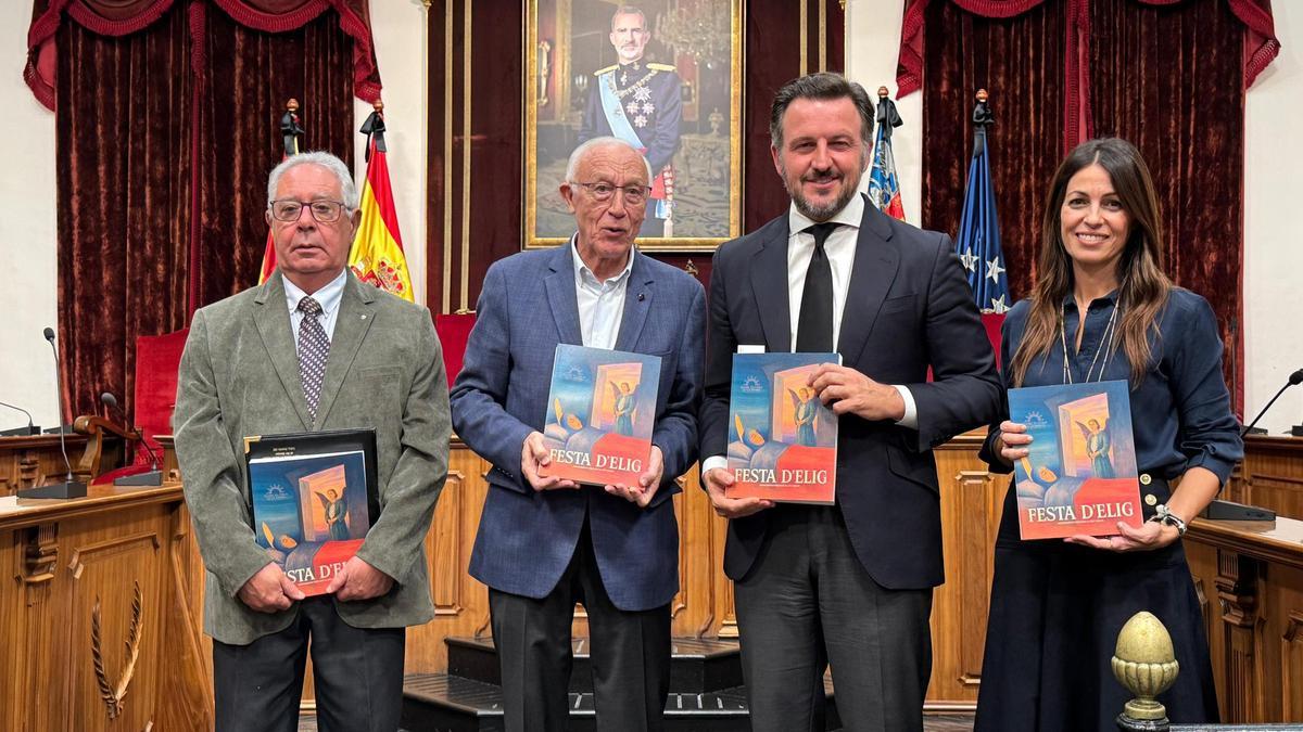 Jesús Rueda, Francisco Borja, Pablo Ruz e Irene Ruiz con la revista Festa d'Elig
